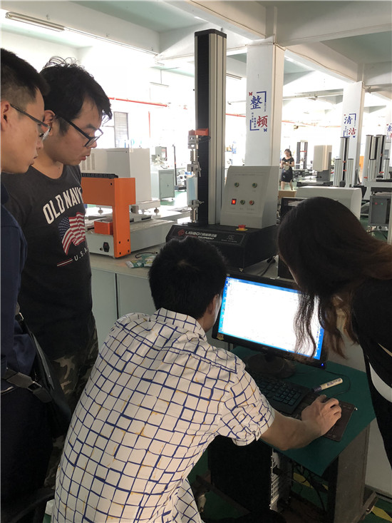 口罩制造客戶到我司測試樣品選購拉力試驗機(jī) 口罩制造客戶到我司測試樣品選購拉力試驗機(jī)